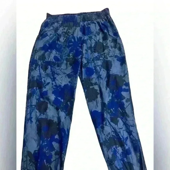 Juicy Couture Blue Floral Print Pattern Chambray
Jogger Pants - Picture 6 of 7